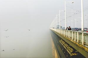 雾失楼台长江大桥如幻境