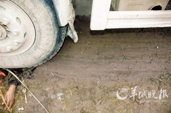温州警方向社会公布钱云会案件的现场勘查照片，泥地上有明显刹车动作形成的车轮印痕。