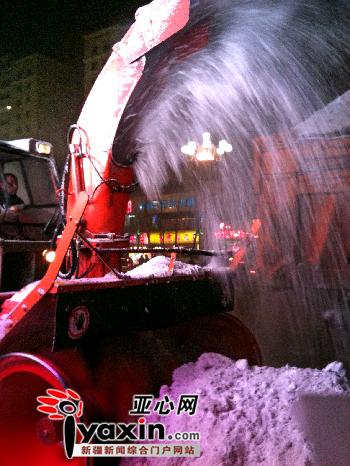 乌鲁木齐1.5万人昼夜清雪保障交通畅通