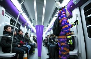 昨日，15号线首开段，一名身穿滑雪服的女孩乘坐地铁去望京滑雪。昨日，北京5条新地铁开通试运营。截至昨日下午5时，有3万余市民“尝鲜”。北京地铁公司预计，5条新线每天将迎来客流50.2万人次。 本报记者 韩萌 摄 