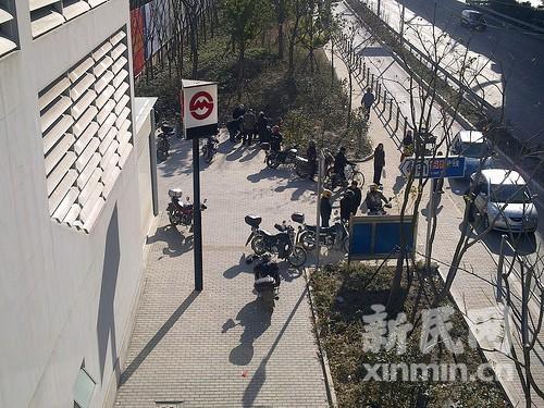 黑车摩的转战7号线美兰湖站 司机称不惧新规处罚