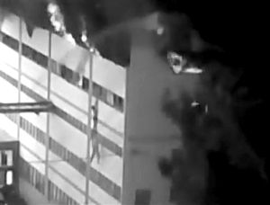 目击者拍摄的视频中，员工从起火大楼跳下的瞬间。网络截图