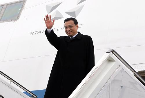1月6日，中国国务院副总理李克强抵达柏林，开始对德国进行正式访问。这是德国政府高级官员在机场迎接李克强一行。新华社记者 饶爱民 摄 