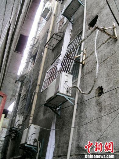 1月13日凌晨1时许，长沙市河西枫林一路西娜湾宾馆发生火灾，事故造成10人死亡多人受伤。图为附近居民自发撬开宾馆背面窗户护窗，并留有自救用的床单。中新社发 刘柱 摄  