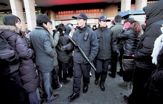 北京站安保升级 持枪特警搜爆犬在广场执勤