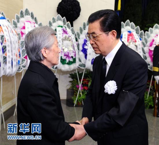 1月24日，刘华清同志遗体在北京八宝山革命公墓火化。这是胡锦涛与刘华清亲属握手，表示深切慰问。新华社记者马占成摄 