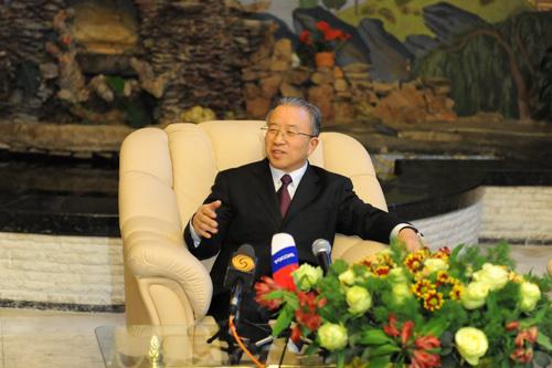 戴秉国在中国驻俄罗斯大使馆接受了中俄媒体联合采访。