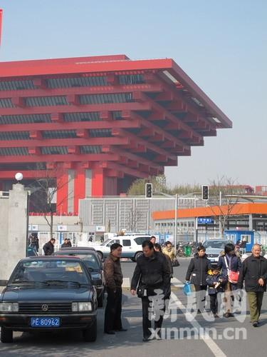 中国馆出口黑车公开拉客 一公里路开价30元