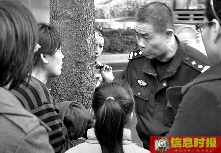 警方昨日接到报警后赶到新市处理，据了解，该女子（左二）以及身边的女孩是否是母女关系有待调查。信息时报记者 朱元斌 摄