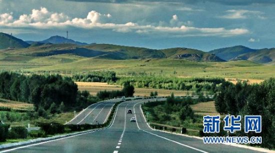 资料图片:图为宽阔的横跨内蒙古的省际大通道乌兰浩特市到突泉县的