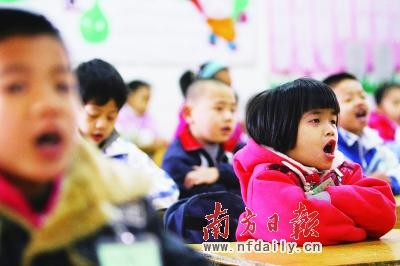 百万小儿郎背着书包上学堂