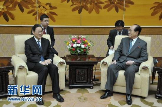 2月21日，朝鲜最高人民会议常任委员会委员长金永南（前右）在平壤万寿台议事堂会见来访的中国外交部副部长张志军。 新华社记者赵展摄 