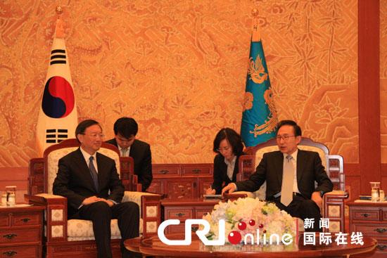 韩国总统李明博（右）会见中国外长杨洁篪