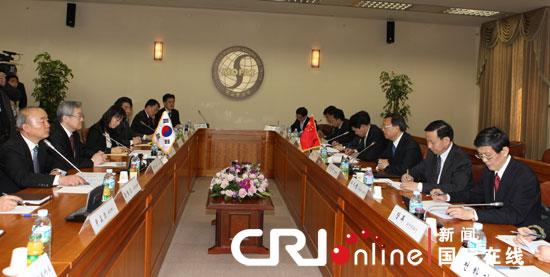 杨洁篪（右三）与韩国外交通商部长官金星焕（左二）举行会谈