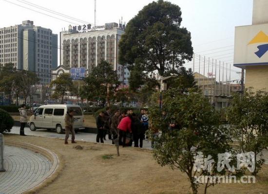 真南路国际包装印刷城内一5岁儿童6楼窗台坠