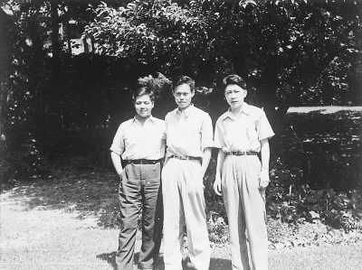 1947年，朱光亚同志在美国密执安大学研究生院学习时留影(左起李政道、杨振宁、朱光亚)。