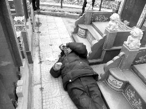 不想拖累家人离家出走重病老人躺在墓地等死