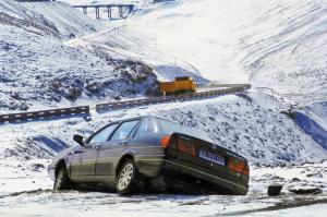 青海遭遇大雪道路难行