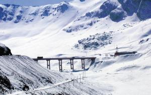 青海遭遇大雪道路难行