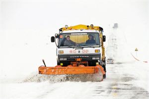 青海遭遇大雪道路难行