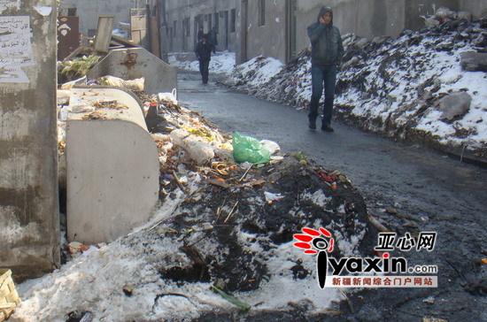 乌鲁木齐市团结路道路泥泞垃圾成山社区:一周内组织清理