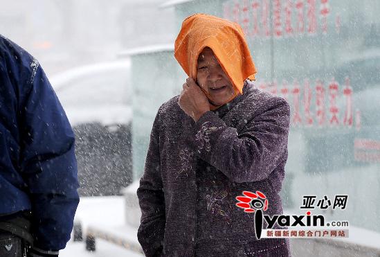 乌鲁木齐市16日降下今冬最大一场雪暴雪倾城深达14厘米