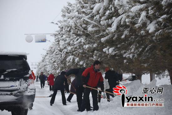 寒潮侵袭新疆北疆大雪南疆浮尘