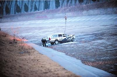 大货撞警车致民警一死一伤