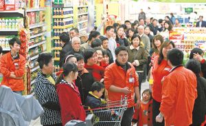 昨日，武商量贩常青花园店食盐柜台前排起长队。记者 金振强 摄