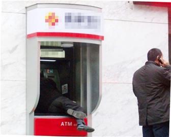 谭乔微博爆料：成都有台“爬式ATM”没有1.8米，不敢来取钱