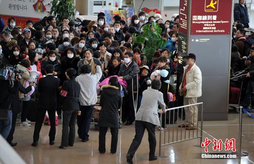 3月16日，日本新潟机场，中国东方航空公司临时增加的上海浦东机场至新潟的航班MU599／299将从地震重灾区撤离的中国公民接回国。图为新潟机场内等待购票和办理登机手续的中国公民。中新网记者 王红纲 唐伟杰