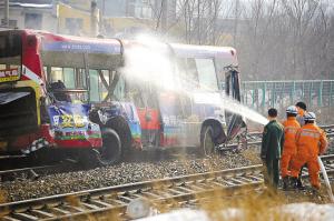 公交车失控撞向行驶列车