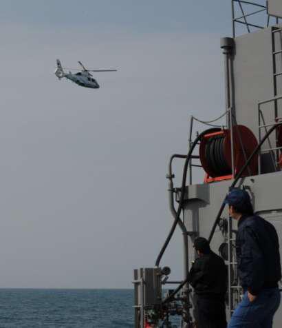 日本自卫队公布的3月26日中国海监“Z9”直升机驱逐日舰的照片。