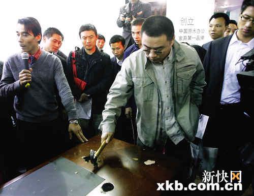 打假英雄砸家具细教街坊辨实木_新闻中心_新