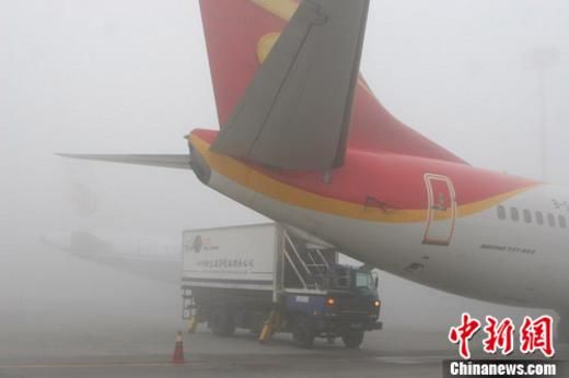 3月28日晨，成都双流国际机场再遭大雾袭击，大量航班延误，众多旅客出行受阻。吕俊明 摄