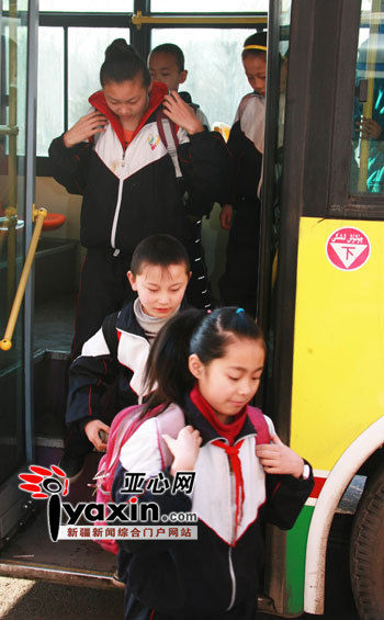新疆乌鲁木齐市152路公交当校车送孩子上学