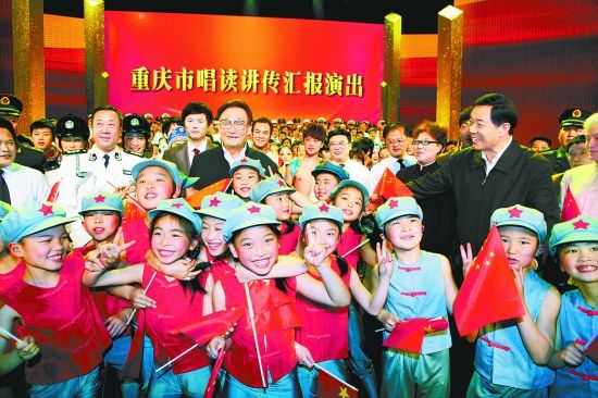 吴邦国观看“唱读讲传”汇报演出。演出结束前，吴邦国等走上舞台，与演职人员一一握手，并与全场观众一起合唱《歌唱祖国》。闻俊伟 摄