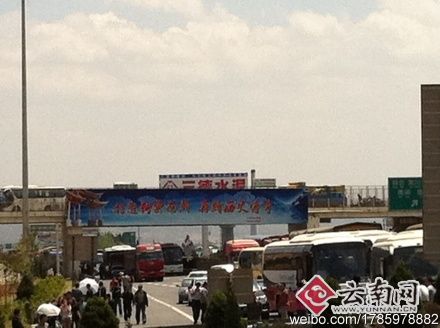 快讯:楚大高速139段今天中午发生货车侧翻事故