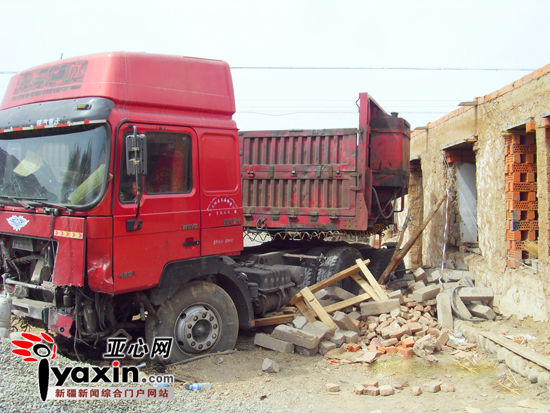 半挂车闯进住户家 新疆乌鲁木齐县一村民房子