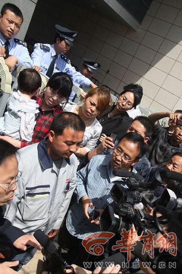 一审宣判结束后，张妙丈夫王辉在法庭外表示对结果很满意