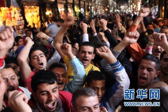 4月30日，人们在叙利亚首都大马士革的哈米迪亚市场参加支持总统巴沙尔·阿萨德的集会。新华社发（巴西姆摄）