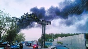 北京顺义门窗厂突发大火 工人冒险抢出易燃稀