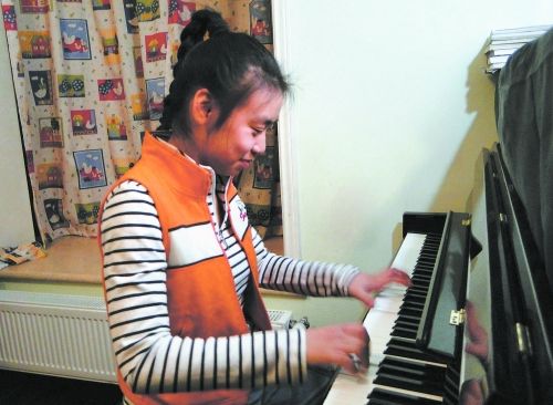 17岁钢琴神童刚刚小学毕业 自闭症女孩如今陷