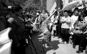 要脱光衣服招亲 凤姐和芙蓉合体了?!