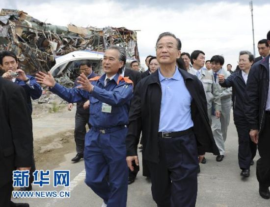 5月21日，中国国务院总理温家宝赴日本名取特大地震海啸灾区慰问。新华社记者谢环驰摄 
