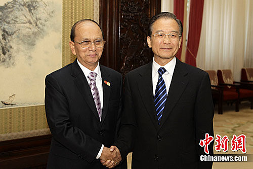 5月27日，中国国务院总理温家宝在北京中南海紫光阁会见缅甸总统吴登盛。中新社发 盛佳鹏 摄  