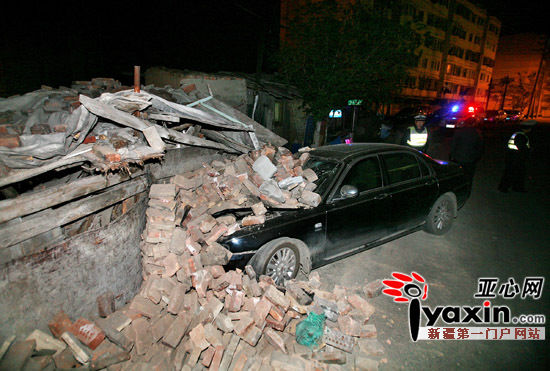 新疆乌鲁木齐一轿车深夜撞倒仓库墙壁 未造成