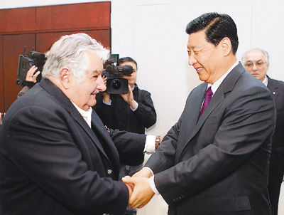 6月8日，正在乌拉圭进行正式访问的中国国家副主席习近平在蒙得维的亚同乌拉圭总统穆希卡举行会谈。新华社记者 鞠鹏 摄