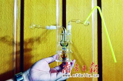 在美宜佳虎门太宝路207号门店内"溜冰壶"就被摆放在店员身后的烟酒