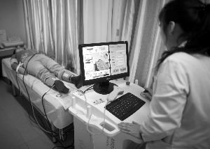 2010年12月28日，展览路社区卫生服务中心，社区医生在检测居民心血管的健康状况。本报资料图片 